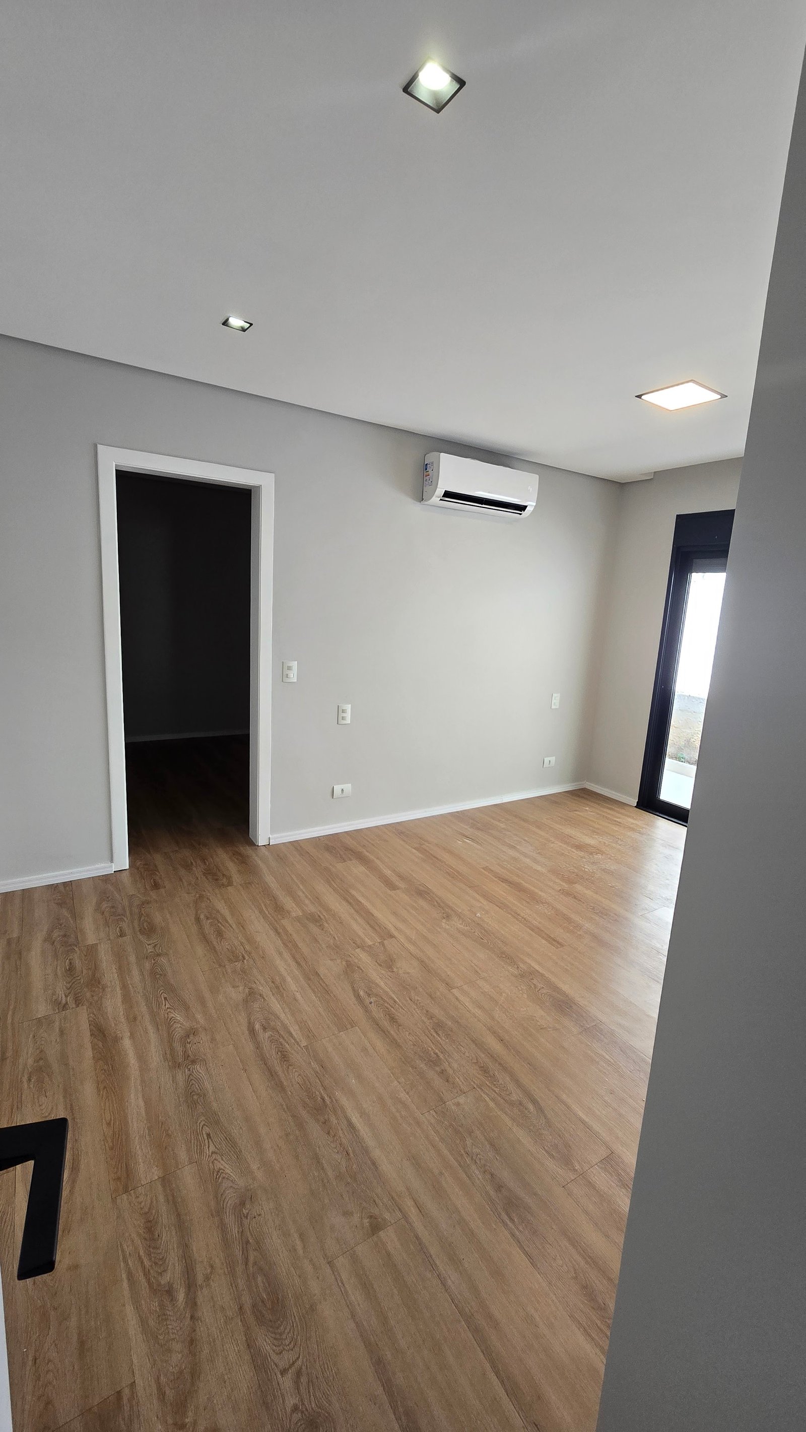 Instalação de ar-condicionado hi-wall realizada pela Peressin
