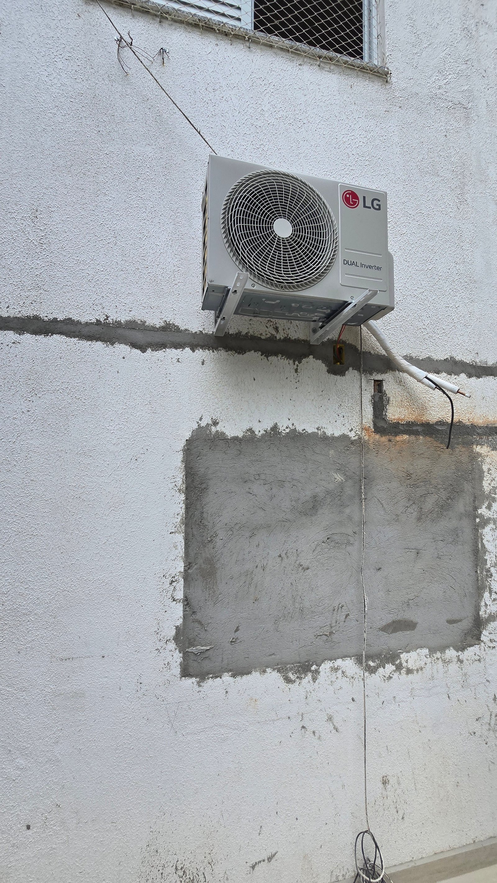 Serviço de split hi-wall em ambiente interno